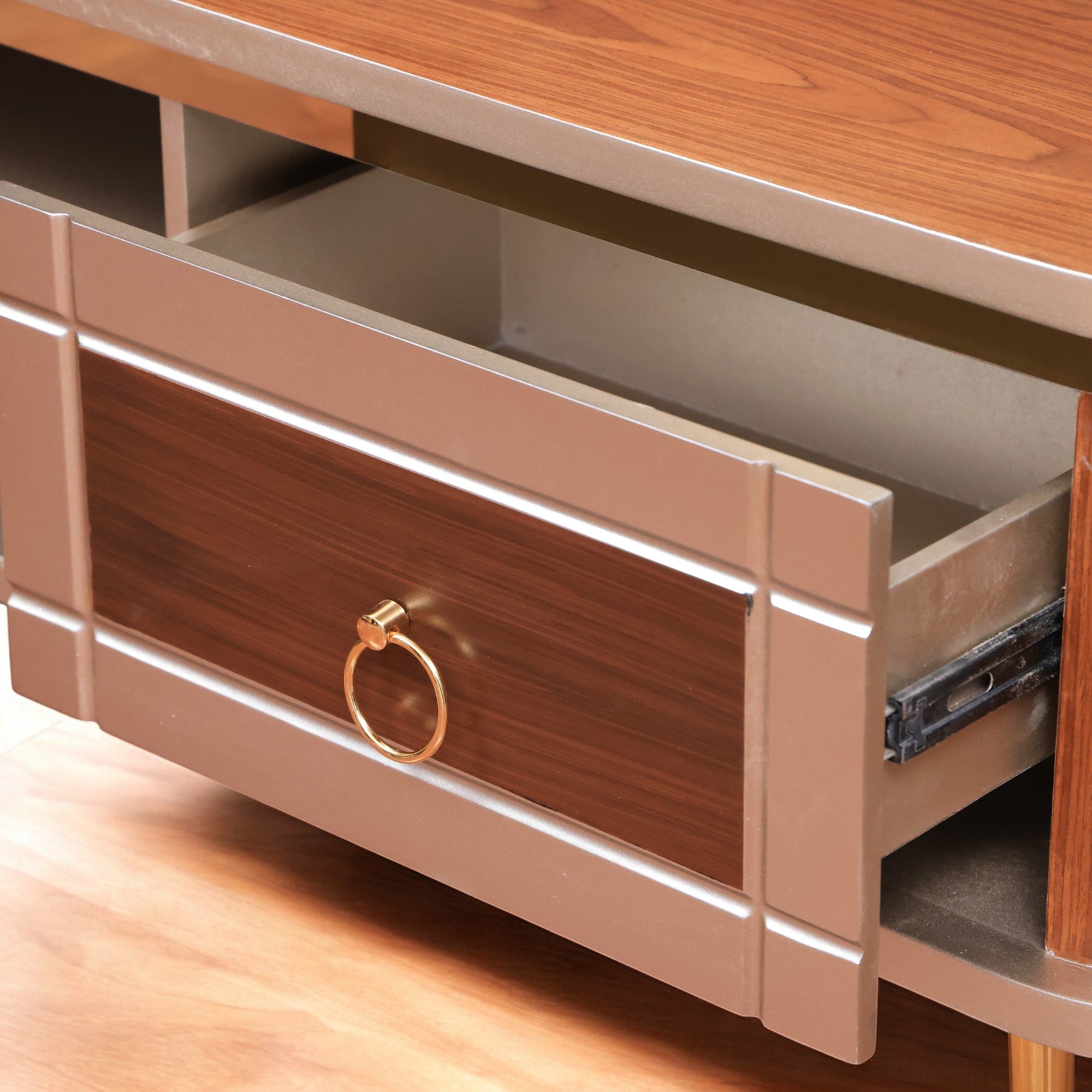 ترابيزة تليفزيون 168