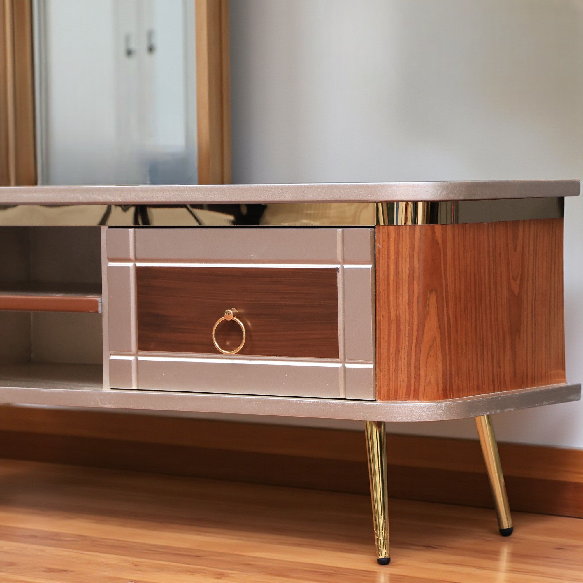 ترابيزة تليفزيون 168